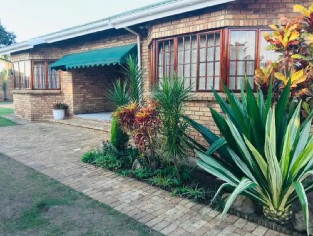 Green Tree entry garden